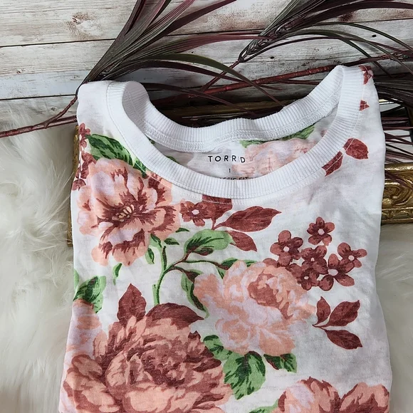 Torrid, Vintage burnout Floral White, peach and rust Tee, sz 1 - Picture 2 of 5